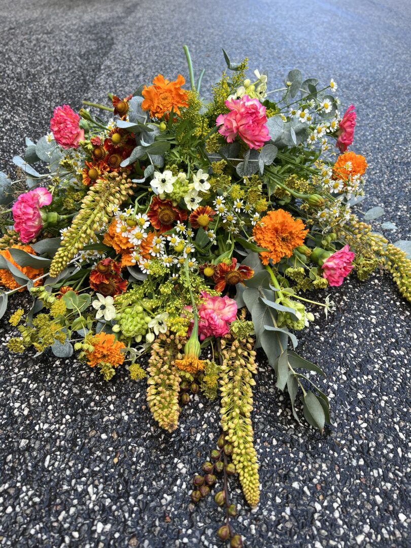 Bårebuket gylden - Blomster til begravelse - Happyflower-dk