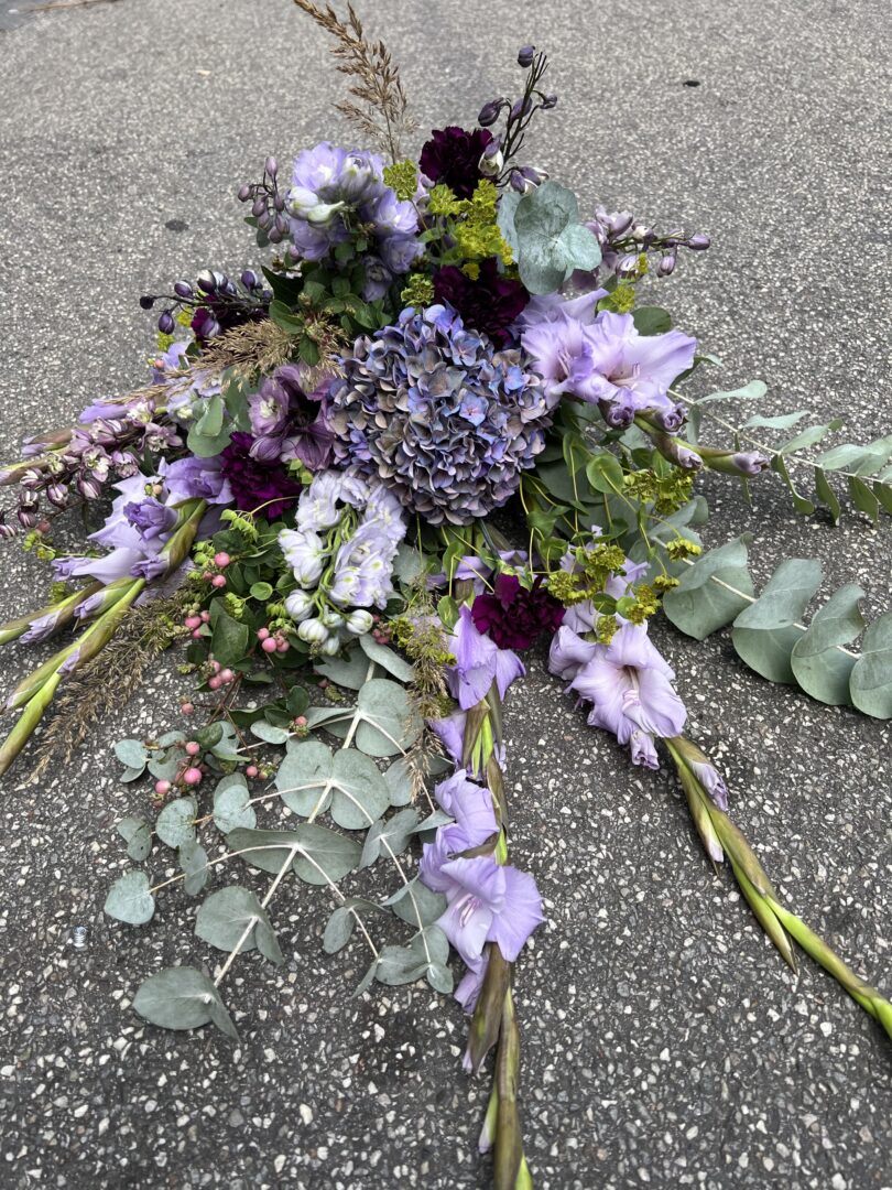 Bårebuket lilla nuancer - Send blomster til begravelse - Happyflower-dk