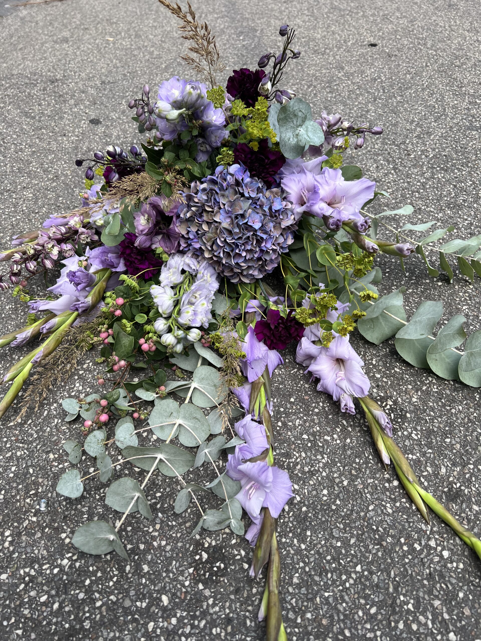 Bårebuket-lilla-nuancer-Send-blomster-til-begravelse-Happyflower-dk-scaled
