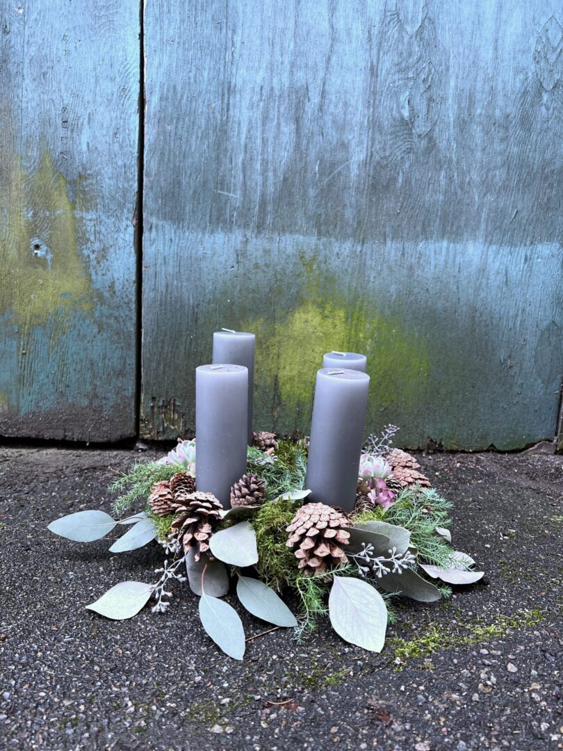 Adventskrans natur Mørkegrå 2023 - Happyflower-dk