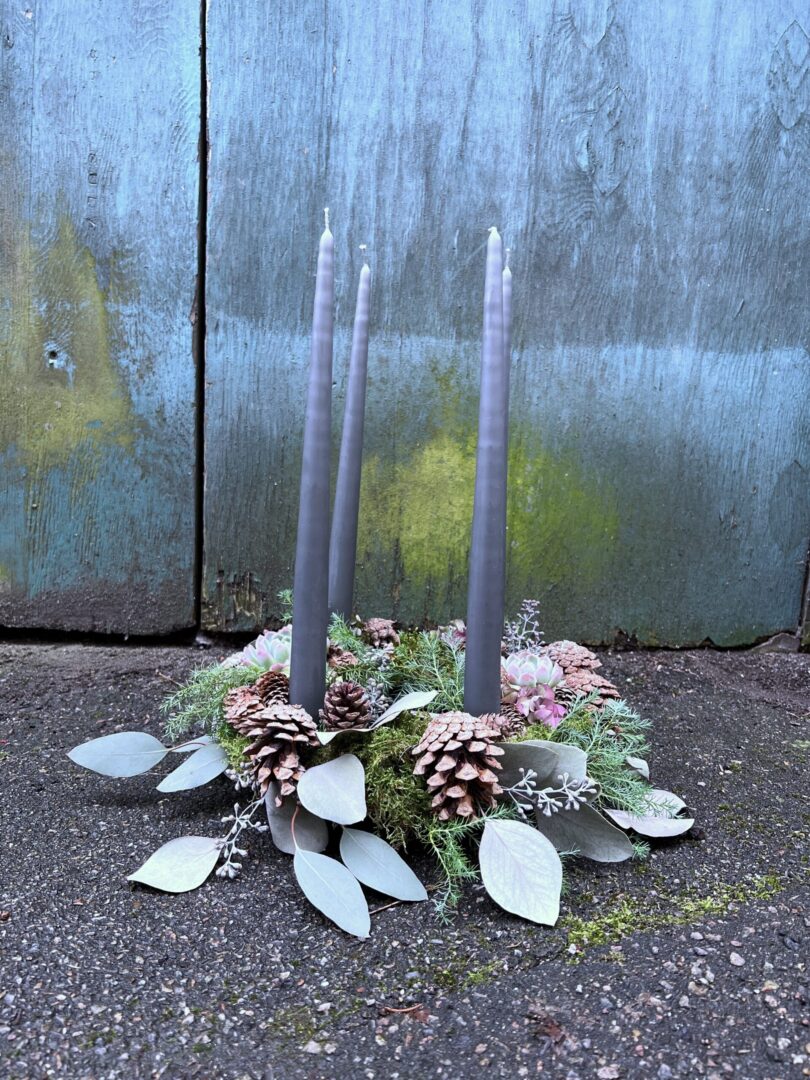 Adventskrans natur Stagelys Mørkegrå 2023 - Happyflower-dk