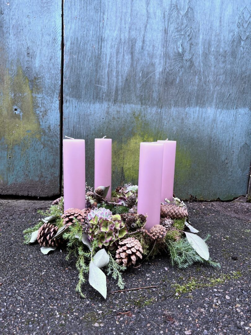 Adventskrans natur stor Lyserød 2023 - Happyflower-dk