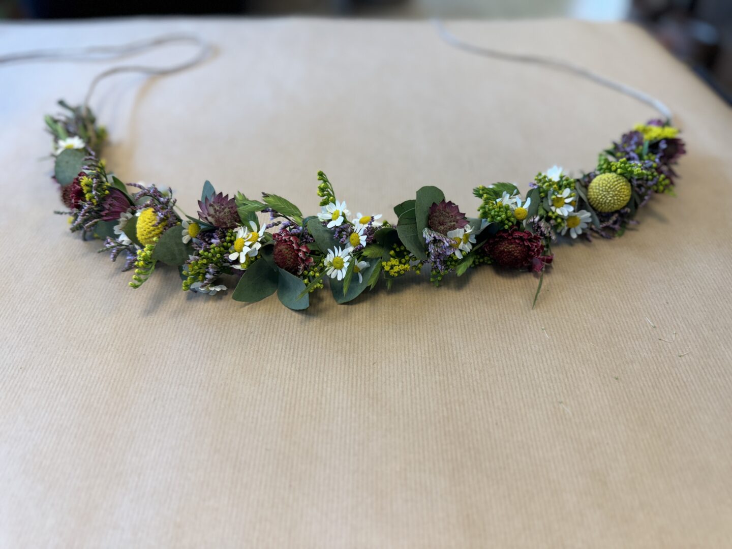 Knaphulsblomster og hårpynt