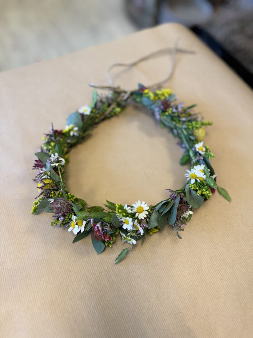 Knaphulsblomster og hårpynt