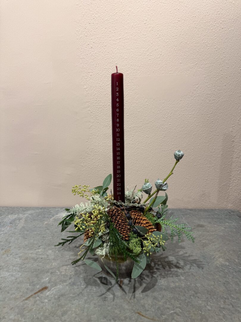 Kalenderdekoration Deep Wine stagelys - Ester & Erik - Happyflower-dk